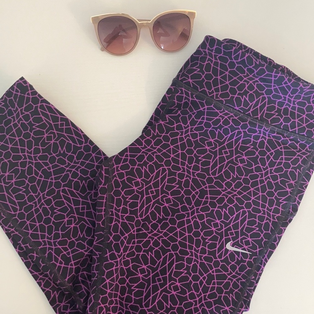 NIKE Cropped Leggings